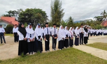 MTsN 2 Sinjai Berikan Reward bagi Siswa Berprestasi Akademik dan Olahraga