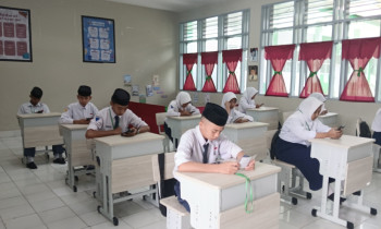 Semangat Membara! Puluhan Siswa MTsN 2 Sinjai Mengikuti Ujian Madrasah Berbasis Android