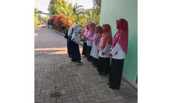 Tenaga Pendidik MTs Negeri 2 Sinjai Sambut Siswa dengan Piket Pagi Terjadwal