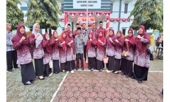 Segenap Staekholder MTsN 2 Sinjai Ikuti Upacara Perayaan HUT RI ke-80 di Kantor Kemenag Sinjai