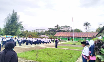 MTsN 2 Sinjai Laksanakan Upacara Hari Pertama Masuk Madrasah Tahun Ajaran Baru